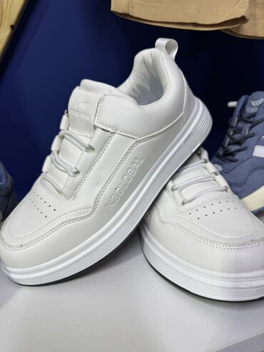 Кроссовки и спортивная обувь: Крассовки 
Размеры 36-41