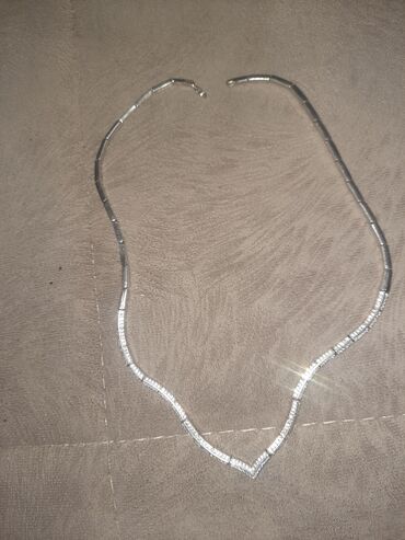 srebro: Srebrna ogrlica sa cirkonima. puno srebro. uzivo jos vise sija,kao