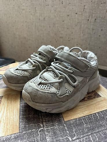 nike react: Детские кроссовки серого цвета. Описание: - Комбинированные материалы — 3