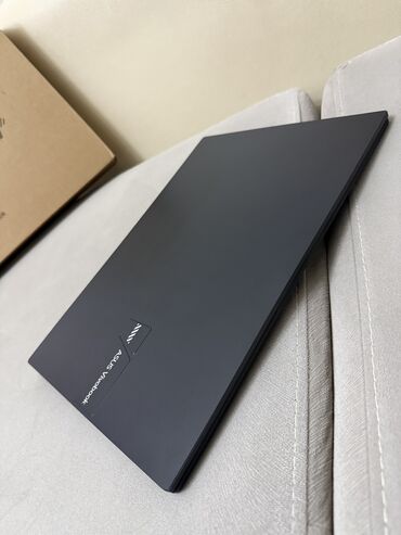 ASUS: Təzə vəzziyətdə. Alınandan Cəmi 18 saat işlənib. Çox baha alınıb. İş — 2