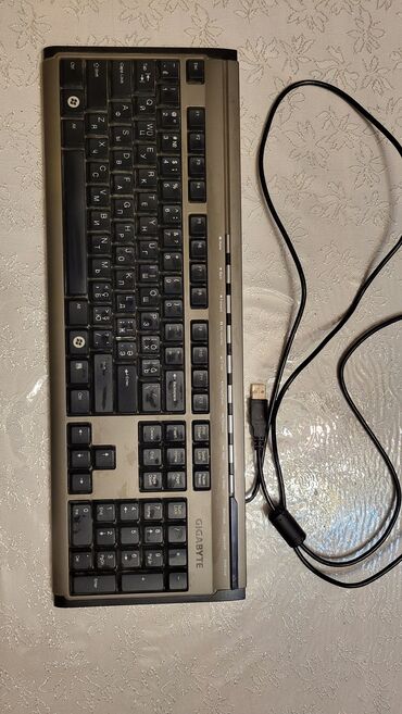 Klaviaturalar: Gigabyte firmasının USB kabeli ilə işləyən klaviaturası. Kompüter və
