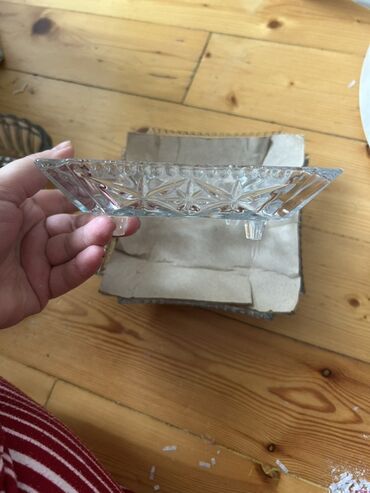 Meyvə qabları: 6 ədəd baliq formasında şüşə qab (salatlıq) 4 ədəd böyük bölməli çərəz — 6