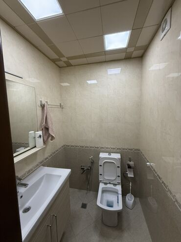 Uzunmüddətli kirayə mənzillər: Mənzilin təqdimatı - Geniş və işıqlı salon: iri panoram pəncərə — 8