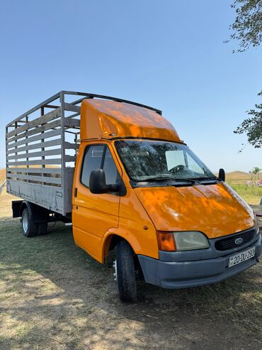 Yük maşınları: Narıncı rəngli, taxta bortlu, arxasında ikili təkərləri olan "Ford — 4