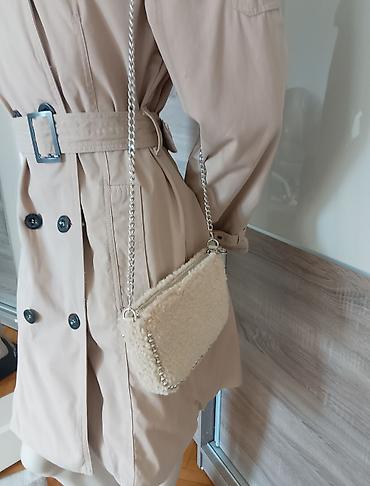 Torbe: Nova moderna Stradivarius torbica 
20 X 14 cm — 9