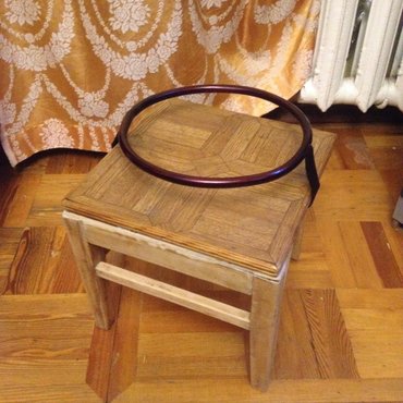 сибирский кот: Продаю табуретку для кормления собак с кольцом для чашки высота 30 х