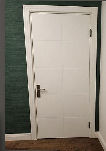 Iki ədəd ağ rəngli səliqəli vəziyyətdə qapilar saatilir.minimal