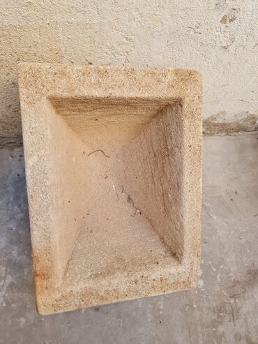 zey dashi: Təsvir: - Təbii daşdan hazırlanmış kvadrat formalı huni/şaxta