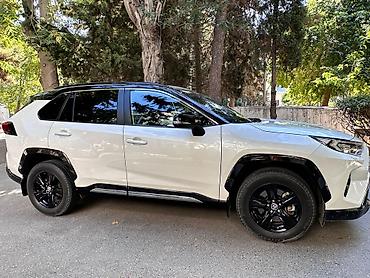 raf satilir: Toyota RAV4, ağ gövdə/qaranlıq (qara) dam və detallarla. Dinamik və — 3