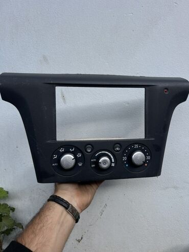 выключатель с регулятором яркости: Mitsubishi Airtrek üçün mərkəzi konsol paneli və iqlim idarəetmə bloku