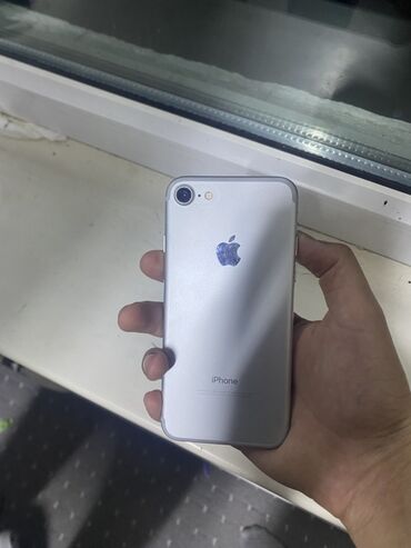 Apple iPhone: IPhone 7, Б/у, 32 ГБ, Серебристый, Зарядное устройство, Защитное стекло, Чехол, 100 %