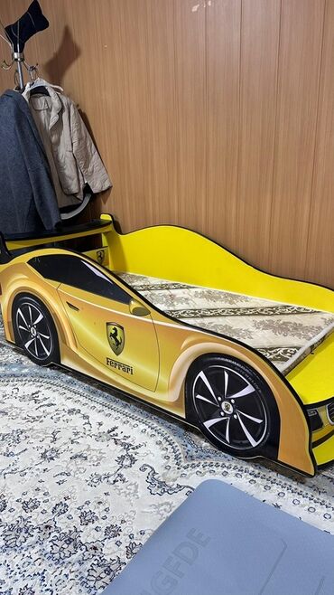 белый офисный стол: Детская кровать в форме гоночного автомобиля Ferrari. Модель выполнена