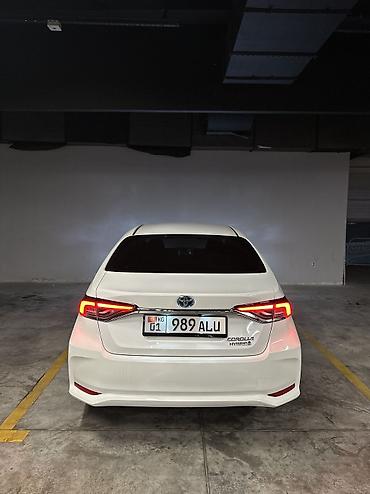 Toyota: Toyota Corolla: 2022 г., 1.8 л, Вариатор, Гибрид, Седан — 4