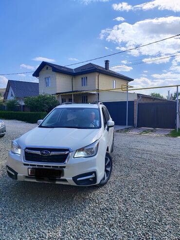 Subaru: Автомобиль Subaru Forester белого цвета. Отличается стильным дизайном