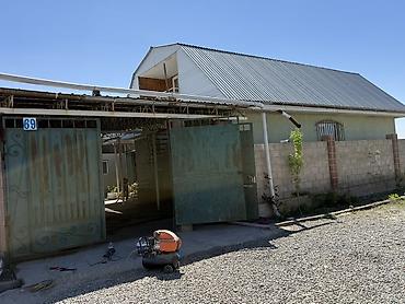 Продажа коттеджей и домов: Продаётся частный дом с большим крытым двором и отдельными — 12