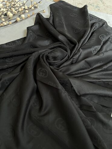 галстук черный: Платок под Gucci 
Тонкая,дышащая на лето самый раз 
Размер 90х90