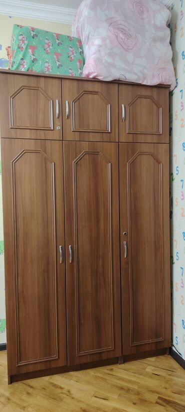 Kreslolar: Açılan, 6 qapı Düz dolab, Şifonyer