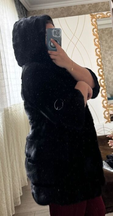 Kürklər: Kristina brendinə məxsus qara rəngli, başlıqlı xəz palto. Bu uzun — 2