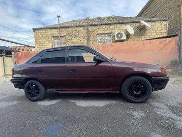 Opel: Opel Astra F sedan - Kuzov: 4 qapılı sedan, tünd qırmızı rəng - — 3