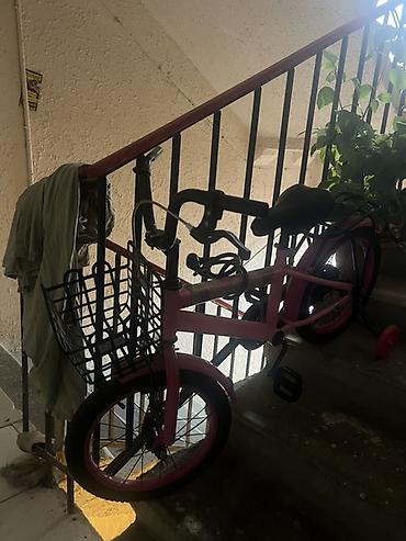 Velosipedlər: Uşaq velosipedi – qızlar üçün, çəhrayı rəngdə Xüsusiyyətlər: - Ölçü — 3