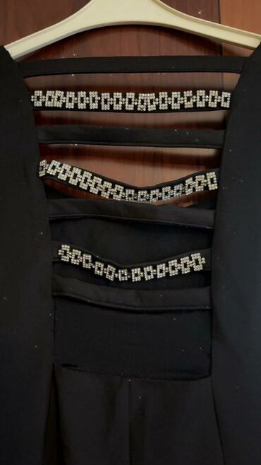 Ziyafət donları: Ziyafət geyimlərinin satışı her rengde var. Qiymetler ferqlidi. 15 azn — 23