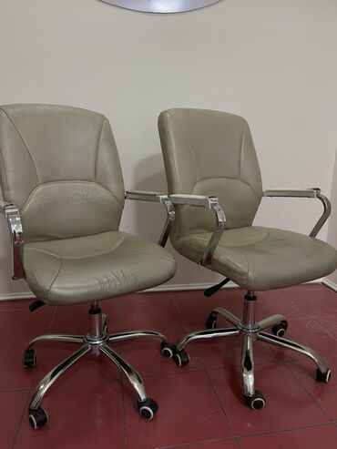 мебель для аптеки бу: Продается офисные кресла и диван. Очень удобные и качественные Нужно