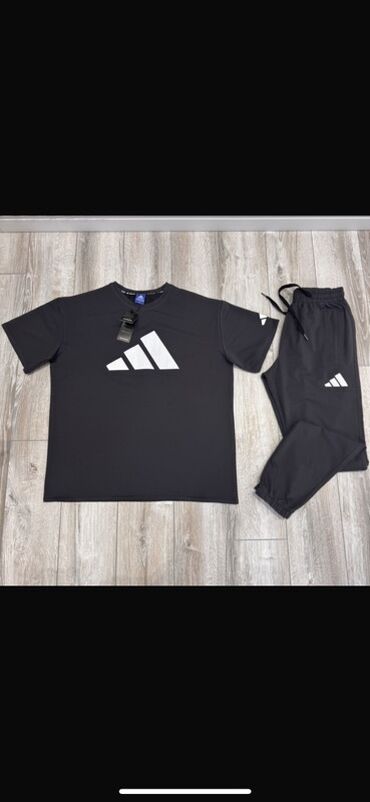 черный купальник с сеткой: Спортивный костюм Adidas, состоящий из футболки и штанов. Футболка с