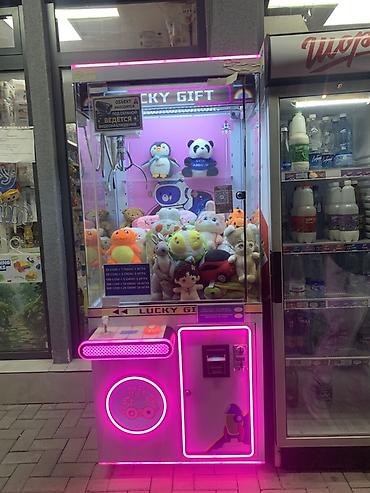 Яркий игровой автомат LUCKY GIFT с мягкими игрушками — вместе с