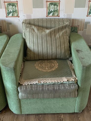 диван плюс два кресла: Диван-кровать, цвет - Зеленый, Б/у