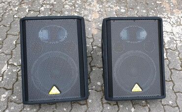 Вокальные микрофоны: Behringer Eurolive VS 1220F, пассивный монитор 12 "+
