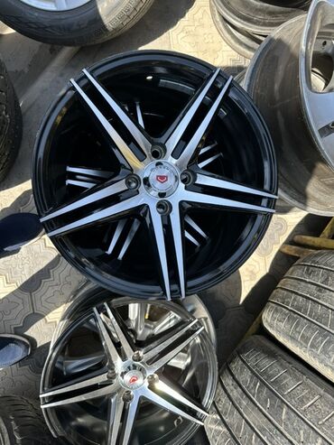 диски r15 vossen: Литой автомобильный диск с пятью широкими спицами, выполненный в