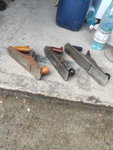 Наборы инструментов: Инструменты советские - молотки по 200 сом; ножницы по металлу большие — 24