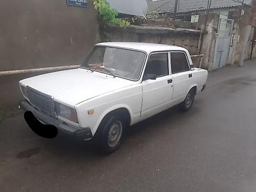 vaz 2107 ehtiyat hissələri: VAZ 2107 sedan – klassik ağ rəngdə, 4 qapılı kuzov. Arxa ötürücülü — 2
