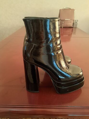 обувь женская сапоги: Ботинки и ботильоны 35.5, цвет - Черный