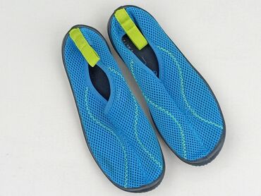 Niebieskie buty do wody dla chłopców, idealne do aktywności na plaży