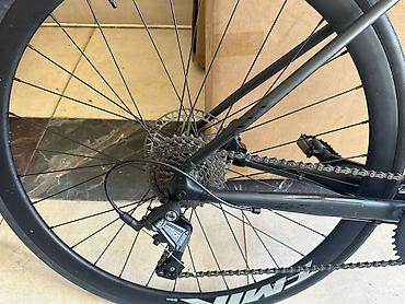 İdman velosipedləri: Şosse/Gravel tipli velosiped – mat qara rəng Çəkisi 5kq,nazik təkərlər — 4