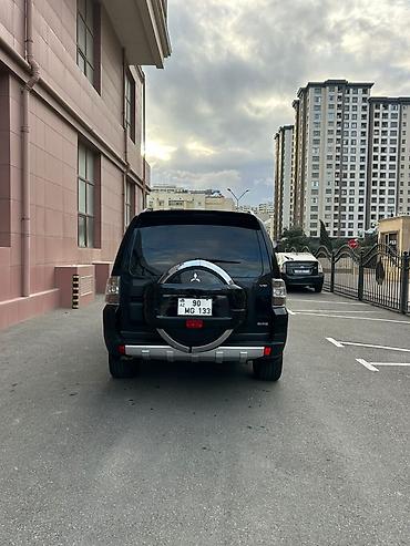 Mitsubishi: Mitsubishi Pajero (qara rəng, 5 qapı, iri SUV) Xüsusiyyətlər: - Tam — 8