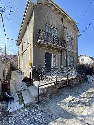 Продажа коттеджей и домов: Продаётся 2‑х этажный дом Локация: Ак-Орго ж/м Характеристики: - — 1