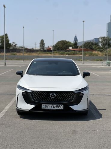 Avtomobil alışı: Ağ rəngli, kupe üslubunda Mazda avtomobili. Parlaq ağ rəngli banı və