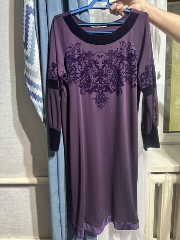 Вечерние платья: Продаю! 52 размер С бархатными вставками Надевала пару раз Могу
