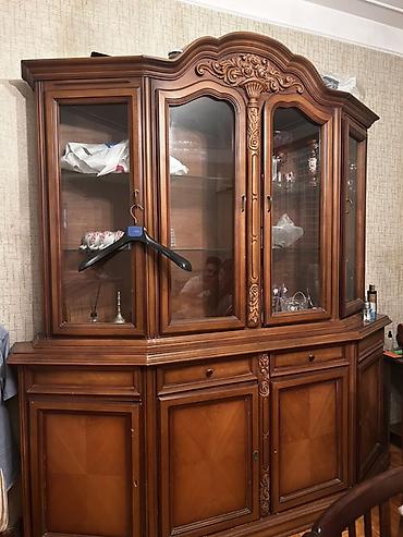dolab skaf: Klassik üslubda iri vitrin-bufet. - Material: massiv ağac və — 2