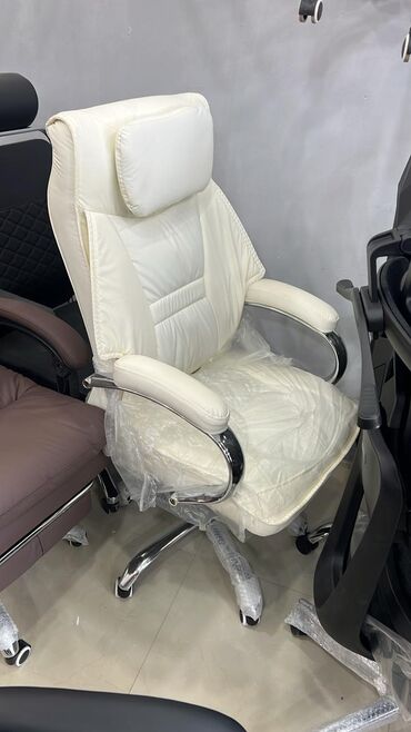 Ofis və oyun kresloları: Yeni, Təkərli, Qolları tənzimlənir, Parça — 25