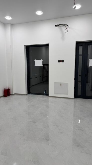 Digər kommersiya daşınmaz əmlakı: İcarəyə təqdim olunan kommersiya sahəsi - İşıqlı, minimalistik — 3