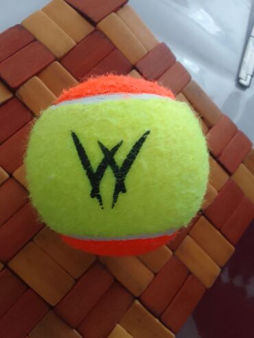 спорт: Тениссный мяч для большого тенисса. Круглый салатова-оранжевый
