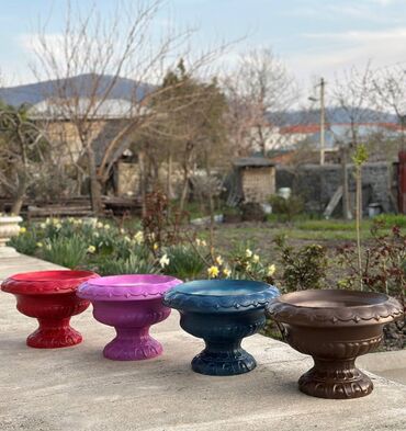 betonlar: Orta ölçülü beton gül qabları. Balkon, kiçik bağ sahələri və terraslar