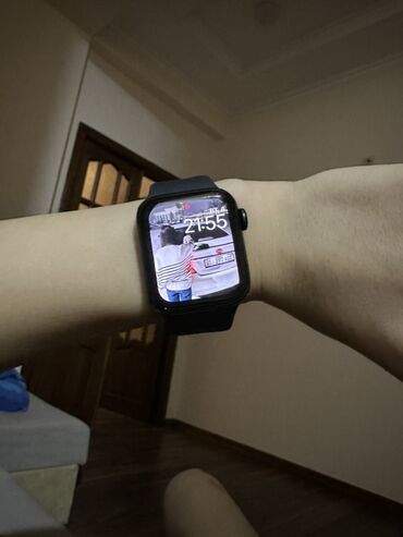 купить ipod touch 7: Умные часы Apple Watch в корпусе темно-синего цвета. На экране