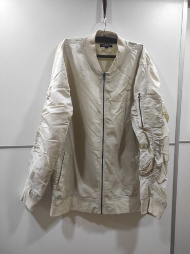 zenske stvari: Zenska jakna veličina XL. Svetlo krem boja. Na rukavima naborana. Iz