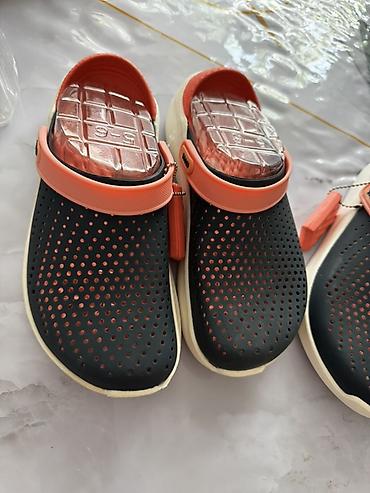 clarks обувь: Клоги Crocs LiteRide clog, цвет black/slate grey с коралловыми — 1