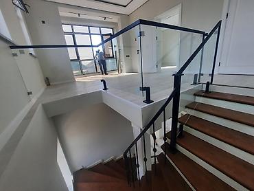 Изготовление перил: Элегантная винтовая лестница с перилами, выполненными из комбинации — 7