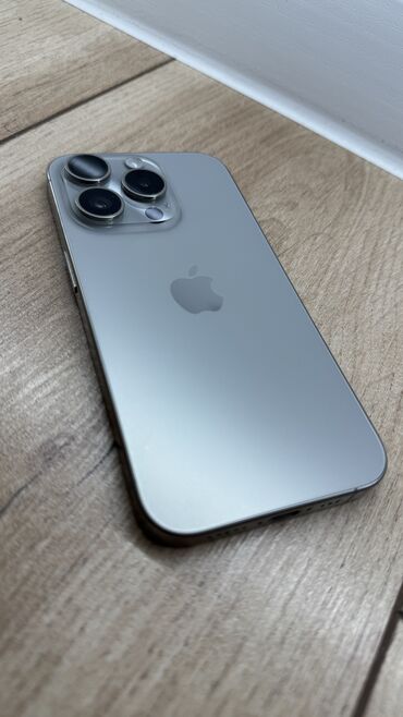 Apple iPhone: IPhone 15 Pro, Б/у, 256 ГБ, Desert Titanium, Зарядное устройство, Защитное стекло, Чехол, 94 %